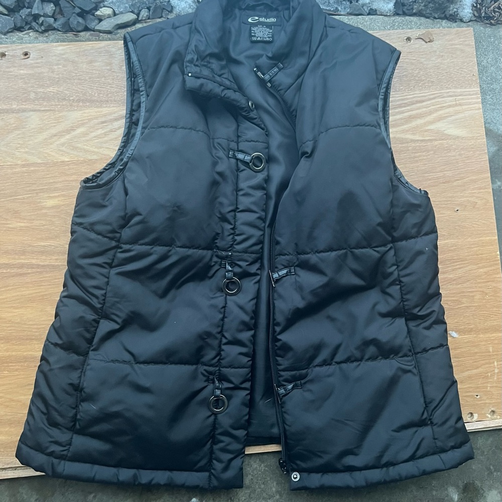 estudio Black puffer vest with adjustable straps and pockets. Size: XL